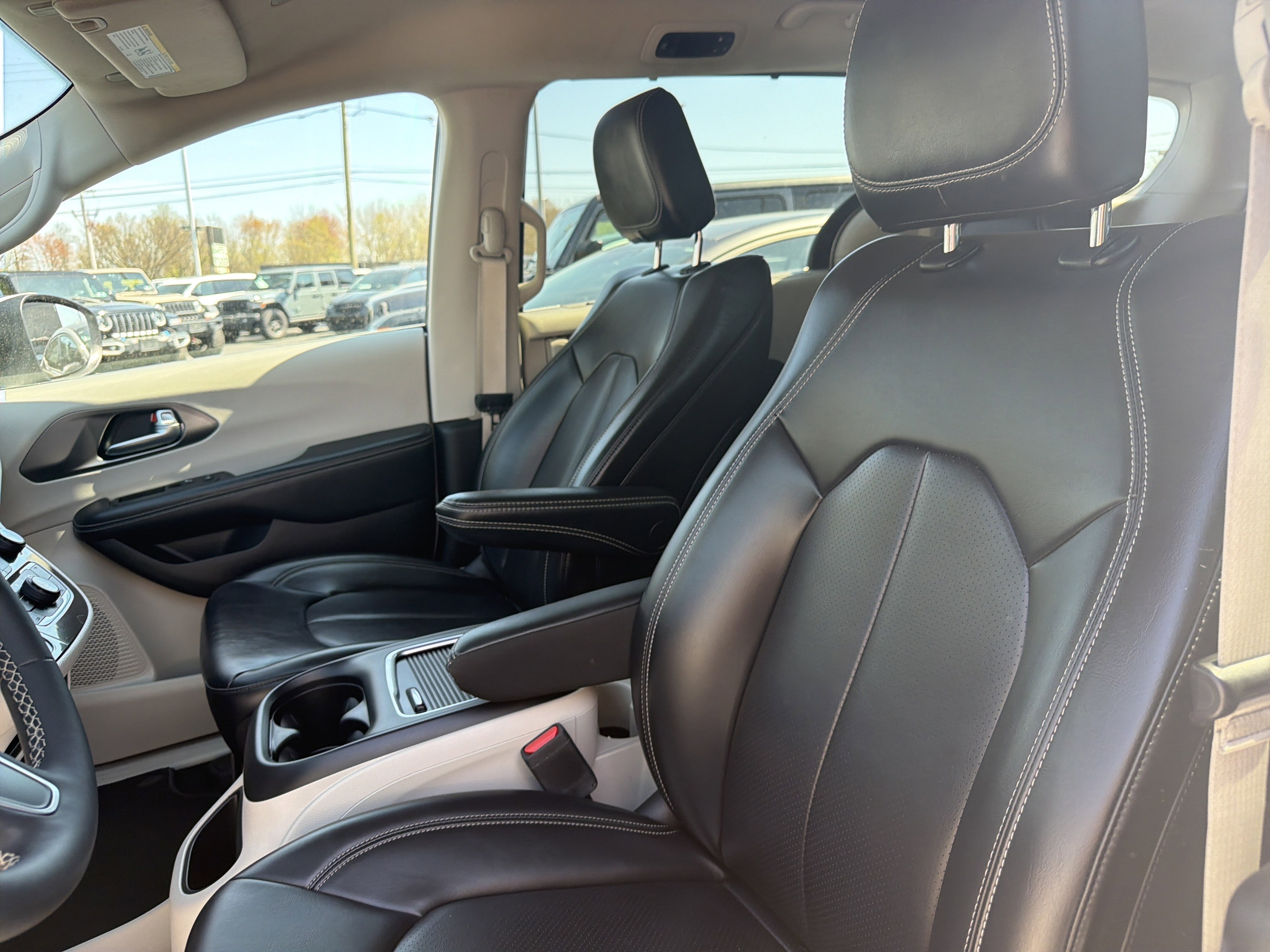 Used 2023 Chrysler Pacifica Touring-L image 14