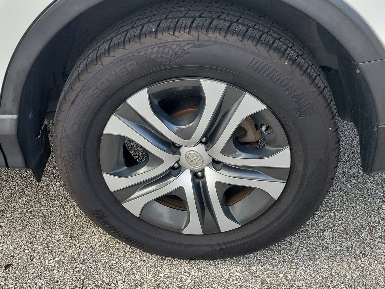 Used 2018 Toyota RAV4 LE FWD image 5