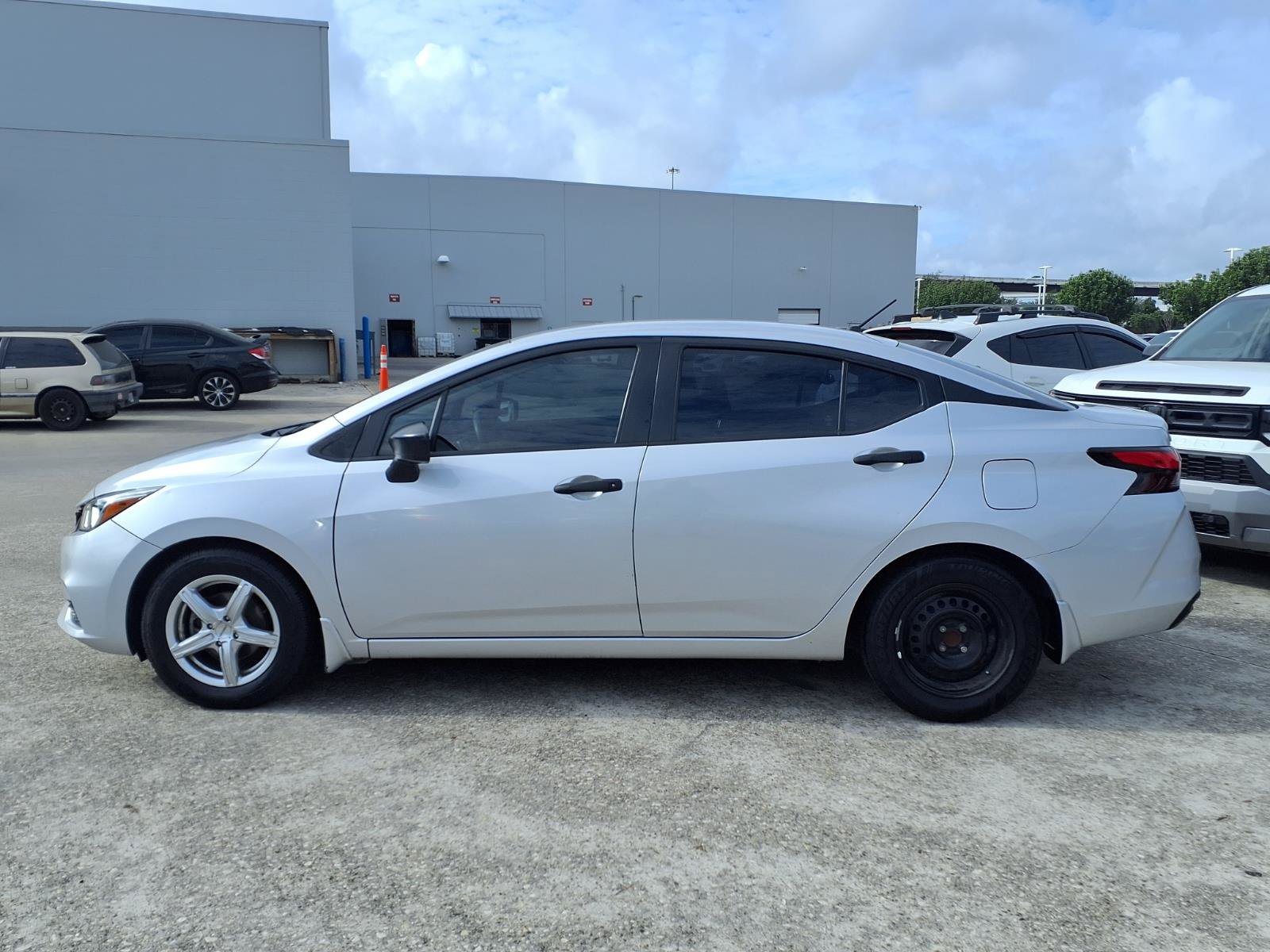 Used 2020 Nissan Versa S FWD image 21