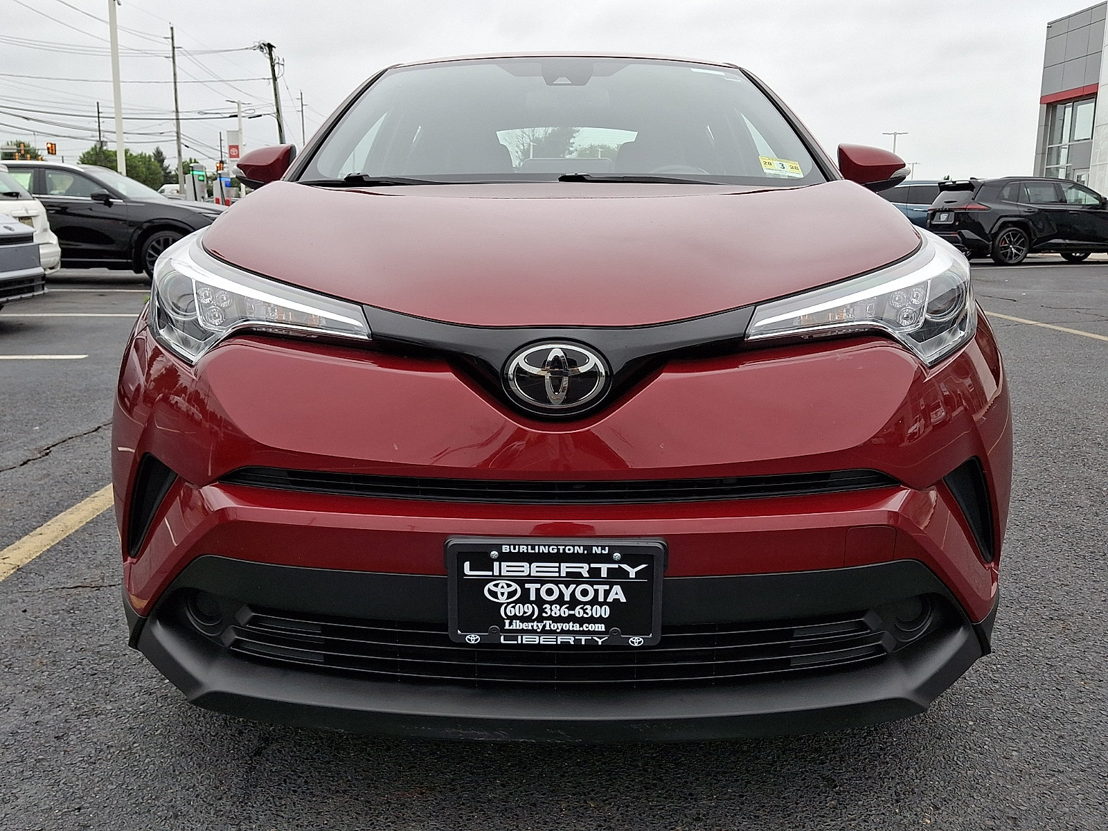 Used 2019 Toyota C-HR XLE FWD image 2