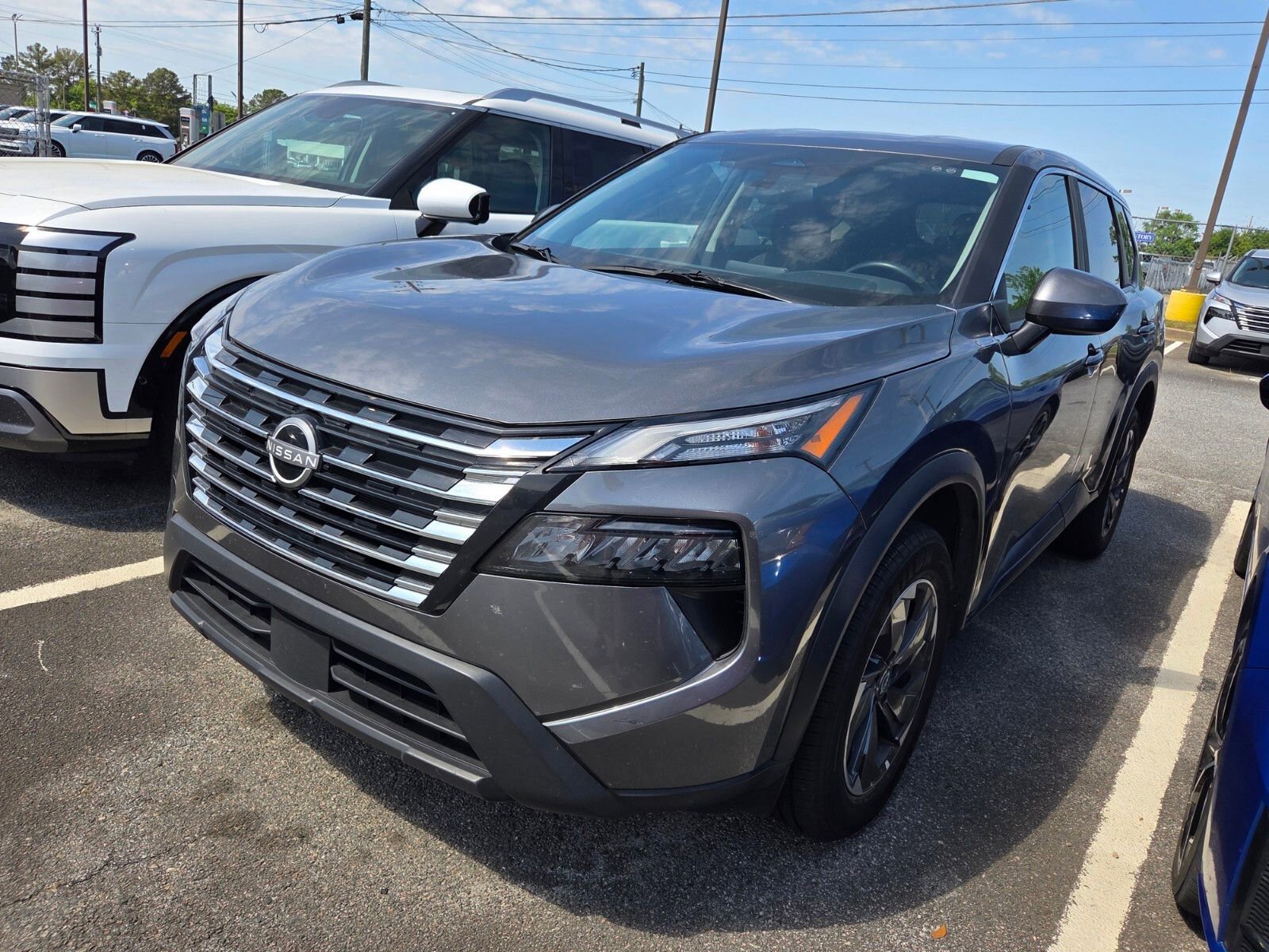 Used 2025 Nissan Rogue SV image 3