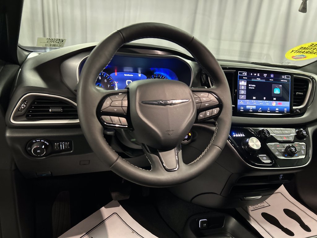 Used 2026 Chrysler Pacifica Select w/ S Appearance Package FWD image 15