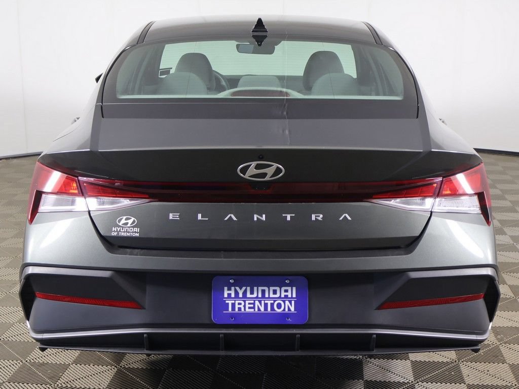 Used 2024 Hyundai Elantra SEL FWD image 11