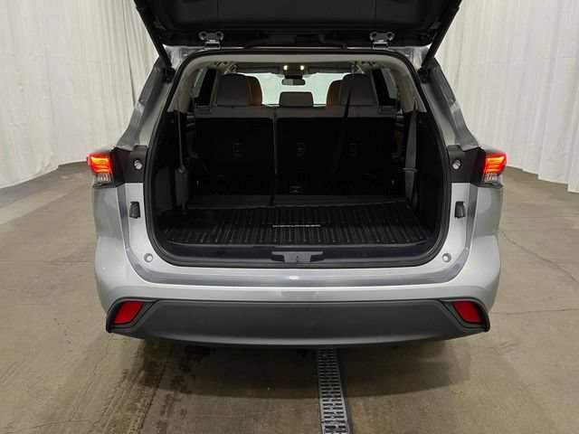 Used 2023 Toyota Highlander LE AWD/4WD image 14