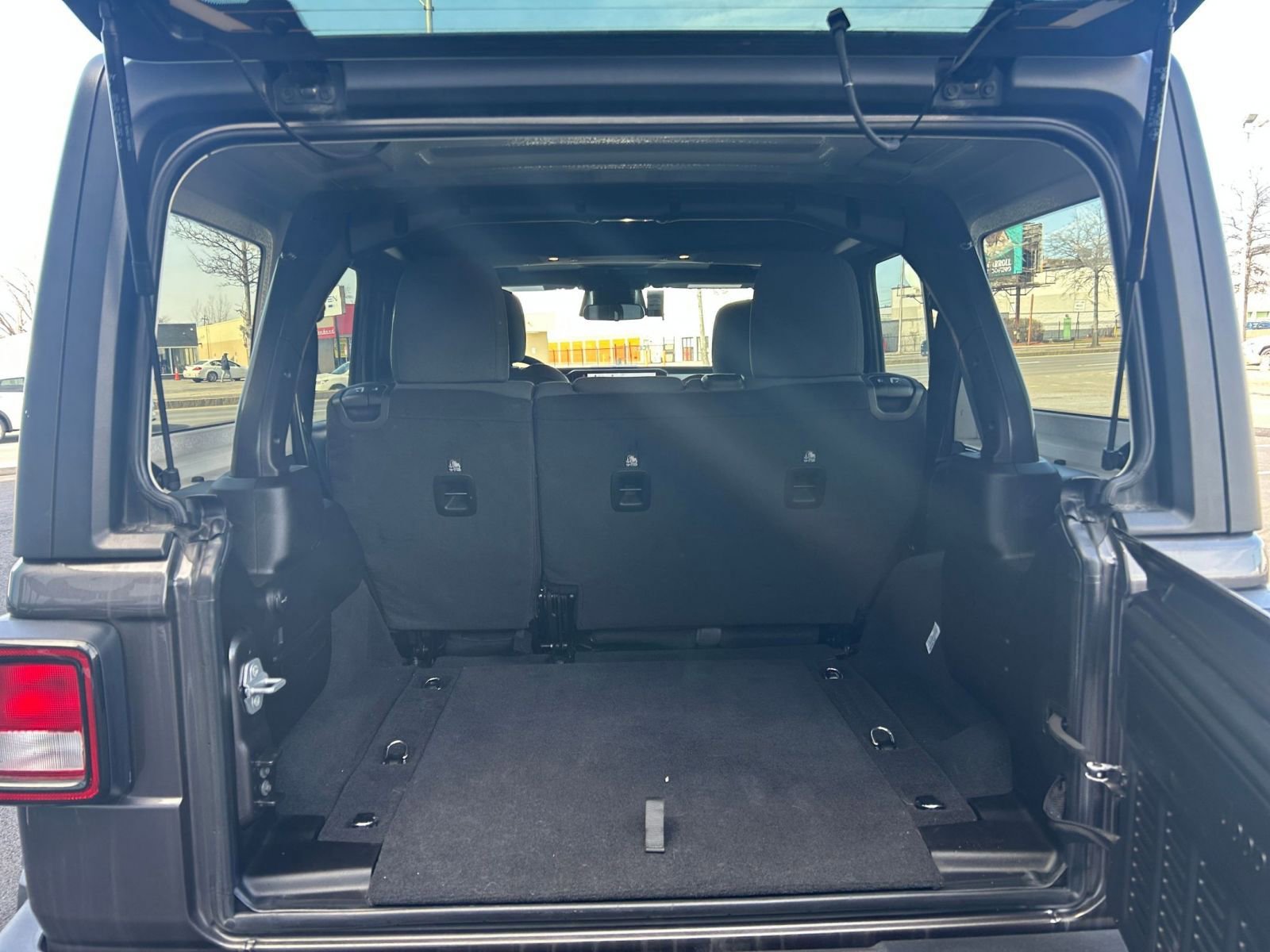 Used 2025 Jeep Wrangler Sport S image 31