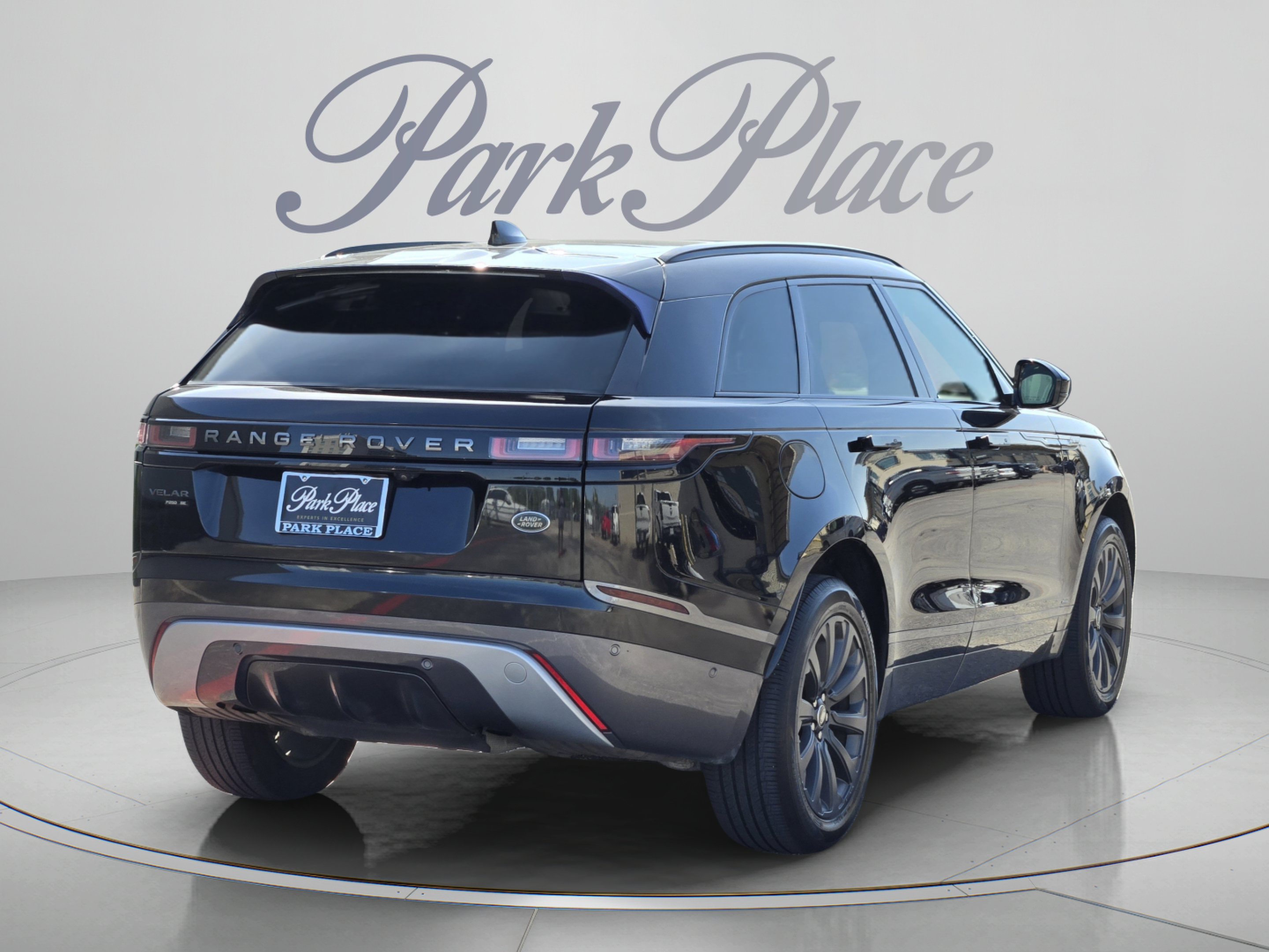 Used 2018 Land Rover Range Rover Velar R-Dynamic SE AWD/4WD image 6