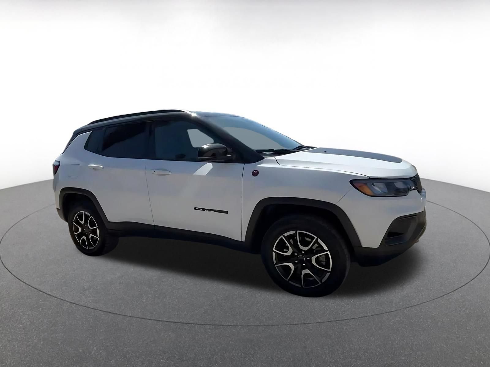 Used 2025 Jeep Compass Trailhawk AWD/4WD image 2