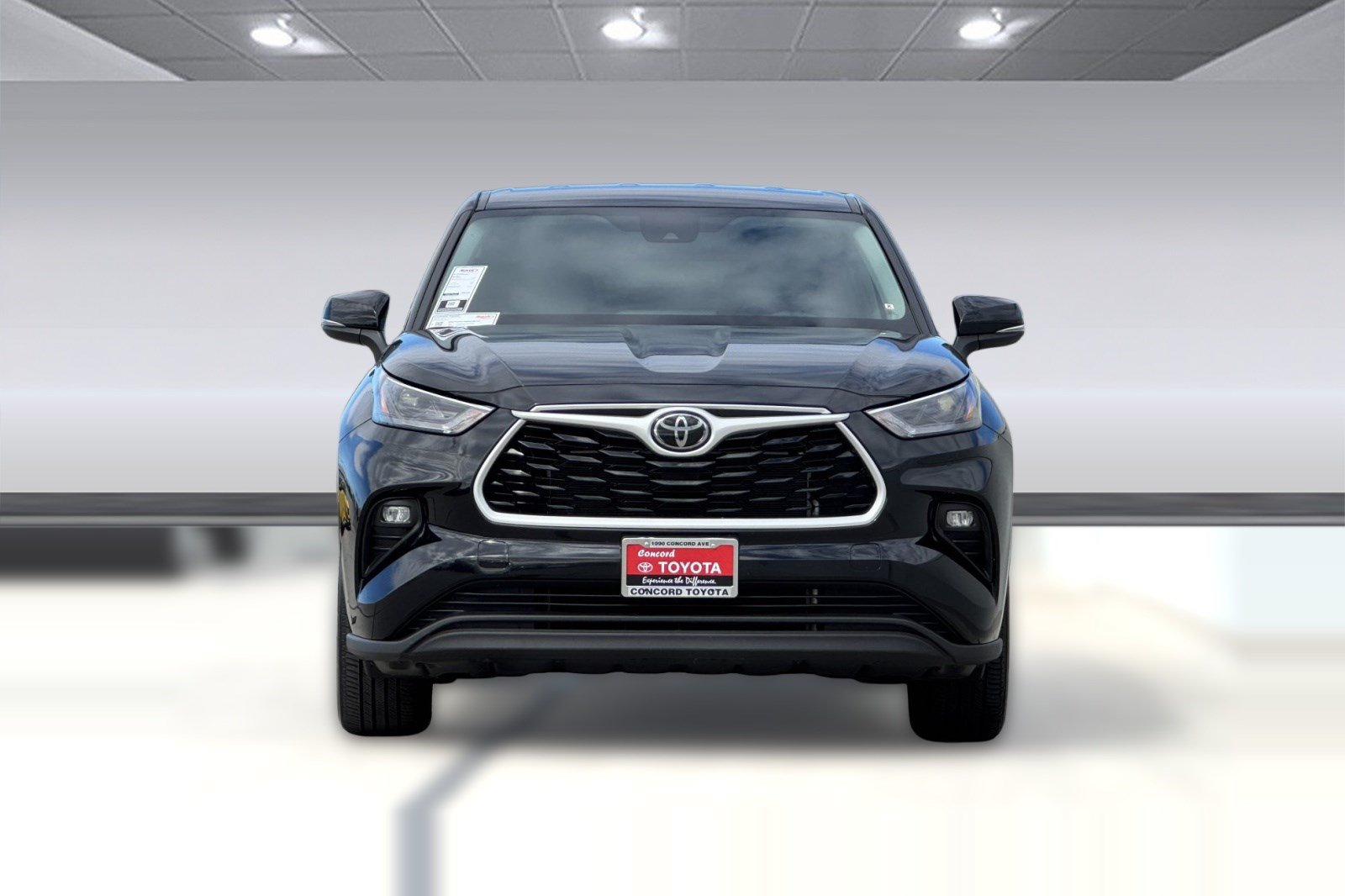 Used 2025 Toyota Highlander LE FWD image 5
