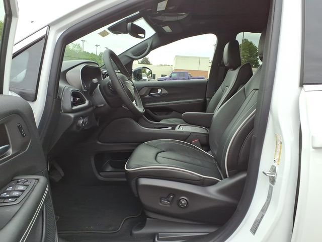 New 2027 Chrysler Pacifica Limited FWD image 13