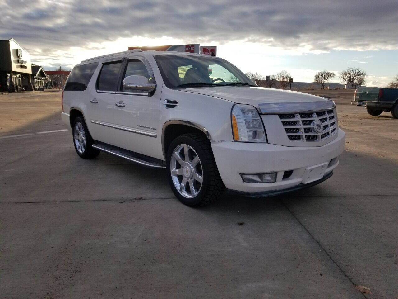 Used 2011 Cadillac Escalade ESV Luxury image 1