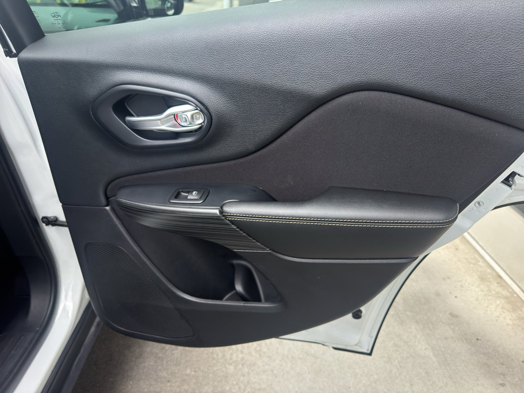 Used 2016 Jeep Cherokee Sport AWD/4WD image 17