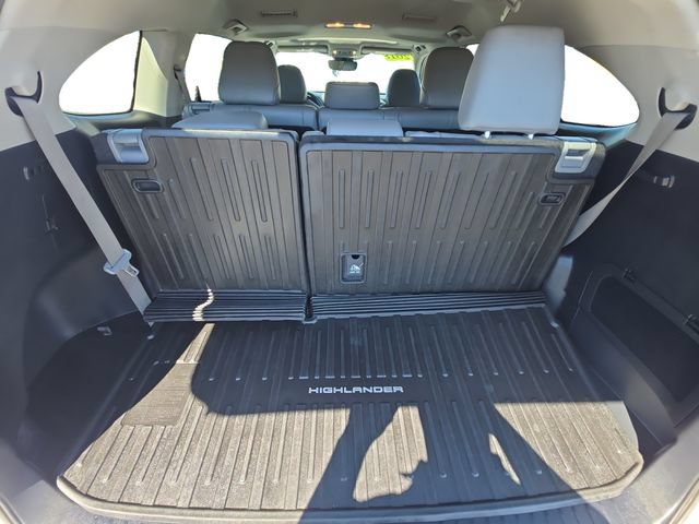 Used 2023 Toyota Highlander XLE FWD image 11