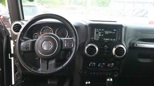 Used 2015 Jeep Wrangler Unlimited Rubicon w/ Connectivity Group AWD/4WD image 10