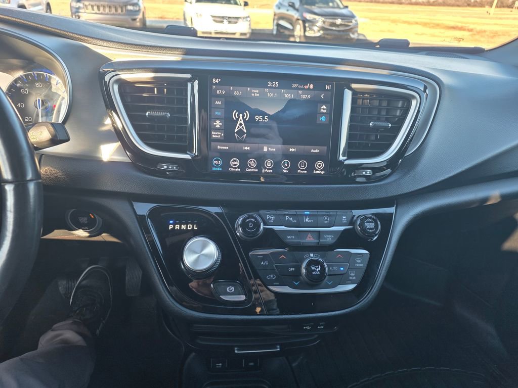 Used 2020 Chrysler Pacifica Touring-L w/ Advanced Safetytec Group image 19