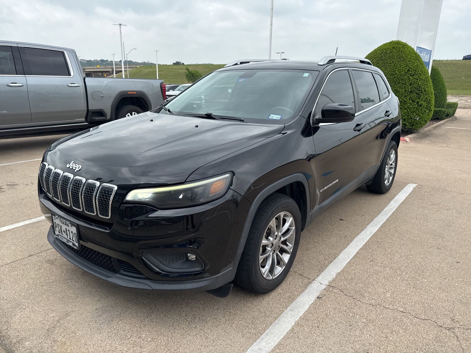 Used 2019 Jeep Cherokee Latitude Plus w/ Comfort/Convenience Group FWD image 1