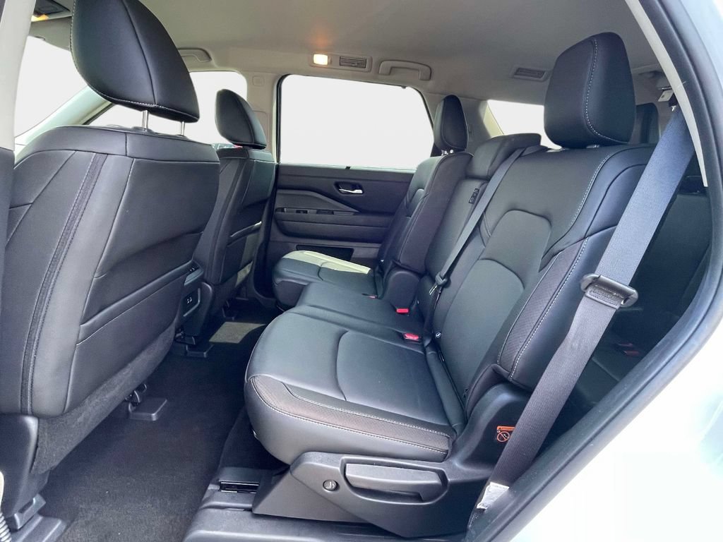 Used 2025 Nissan Pathfinder SL FWD image 13