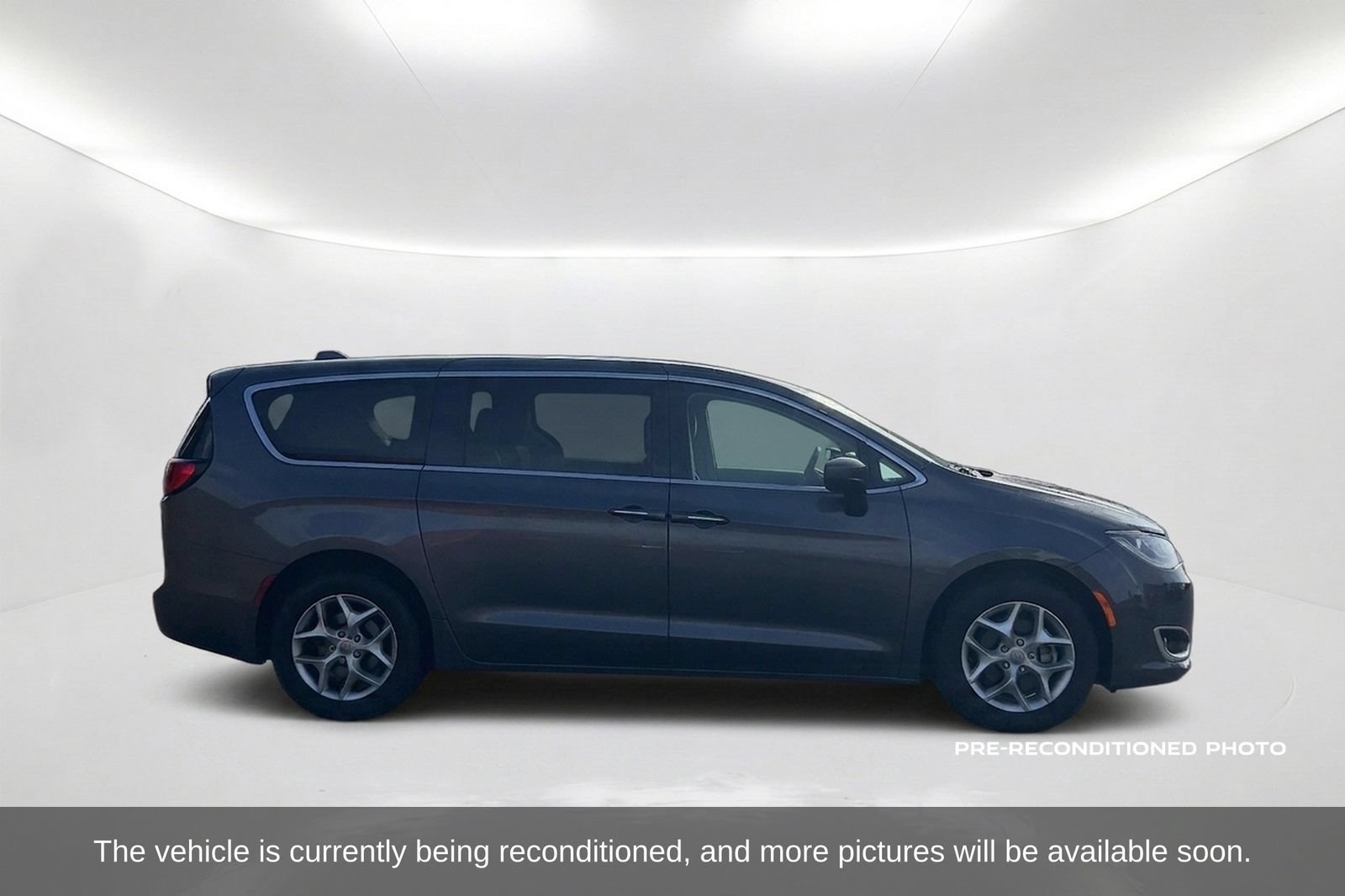 Used 2017 Chrysler Pacifica Touring Plus w/ Tire & Wheel Group FWD image 4
