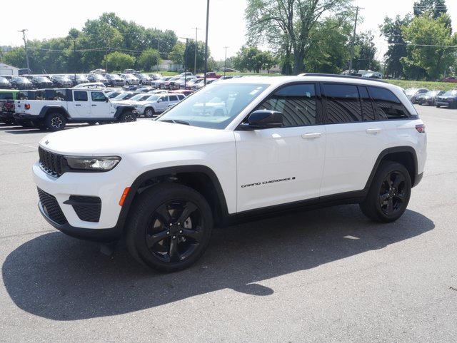 Used 2023 Jeep Grand Cherokee Altitude image 9