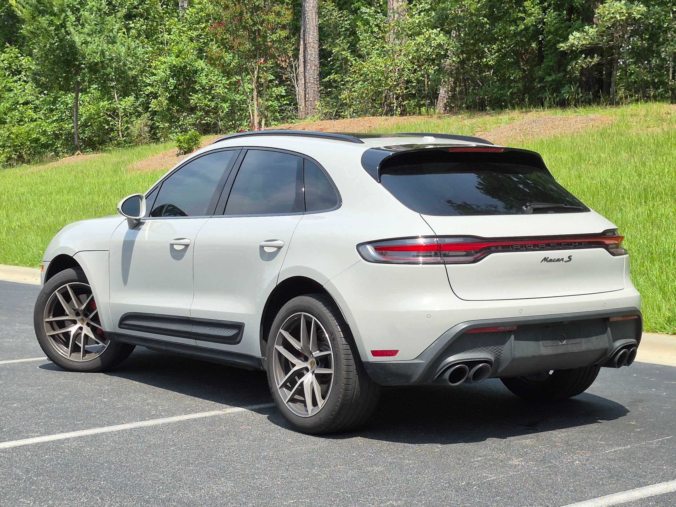 Certified 2024 Porsche Macan S AWD/4WD image 3