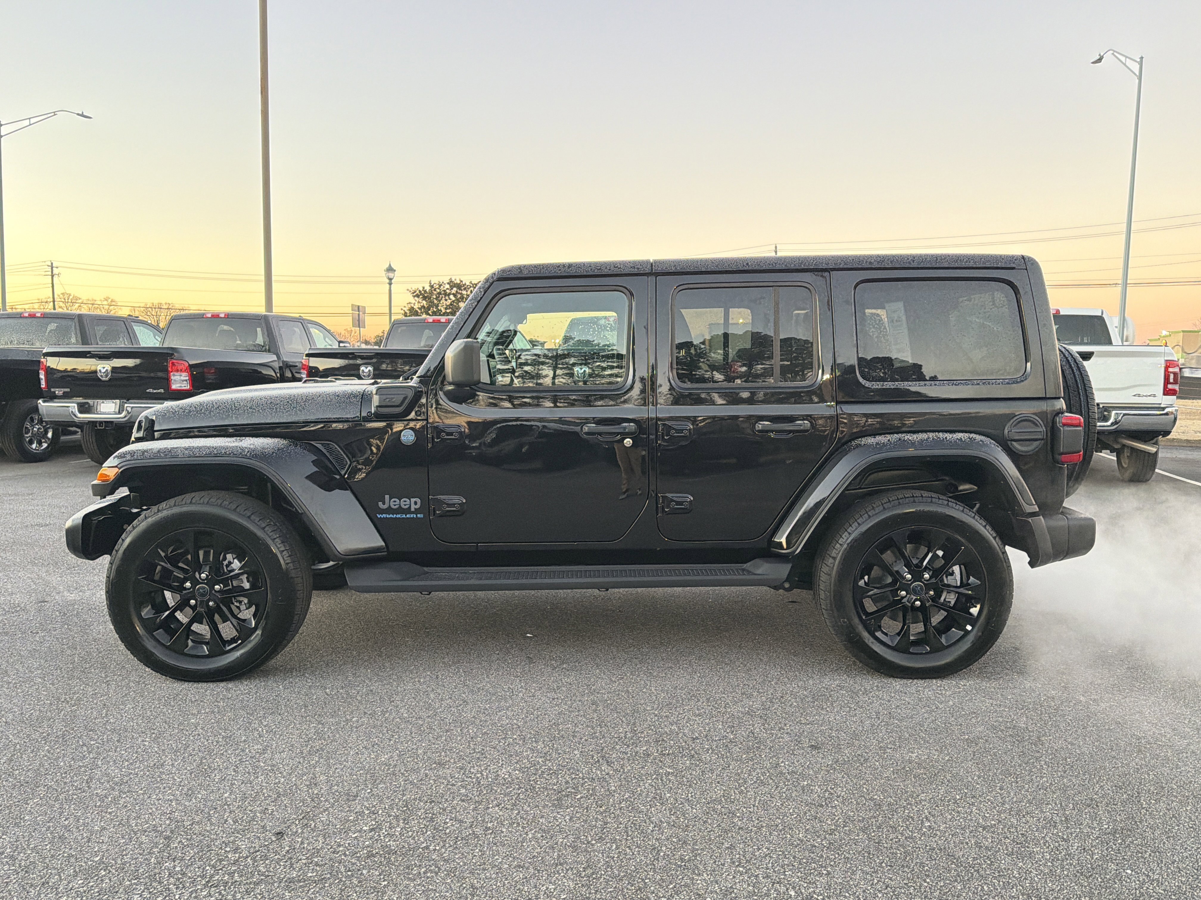 Used 2025 Jeep Wrangler Sahara image 9