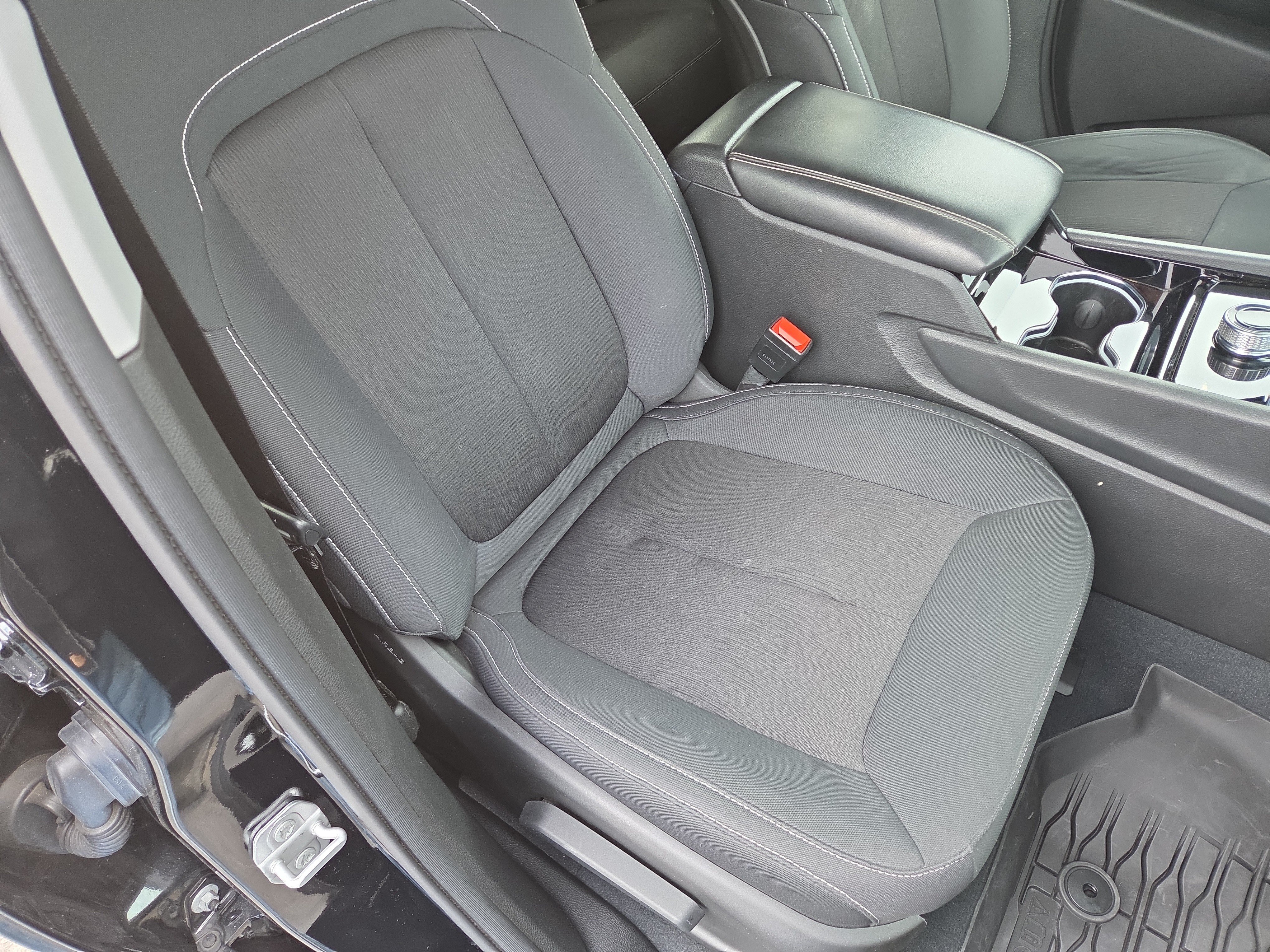 Used 2023 Jeep Grand Cherokee Laredo AWD/4WD image 17
