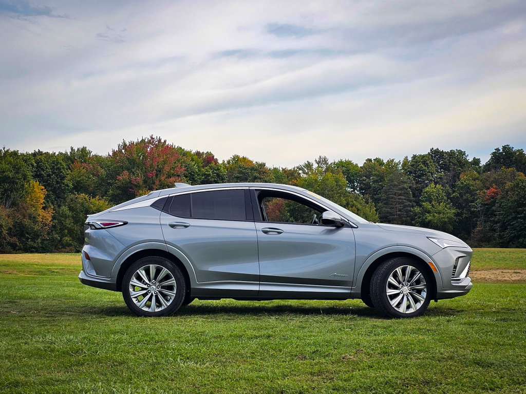 Used 2025 Buick Envista Avenir FWD image 3