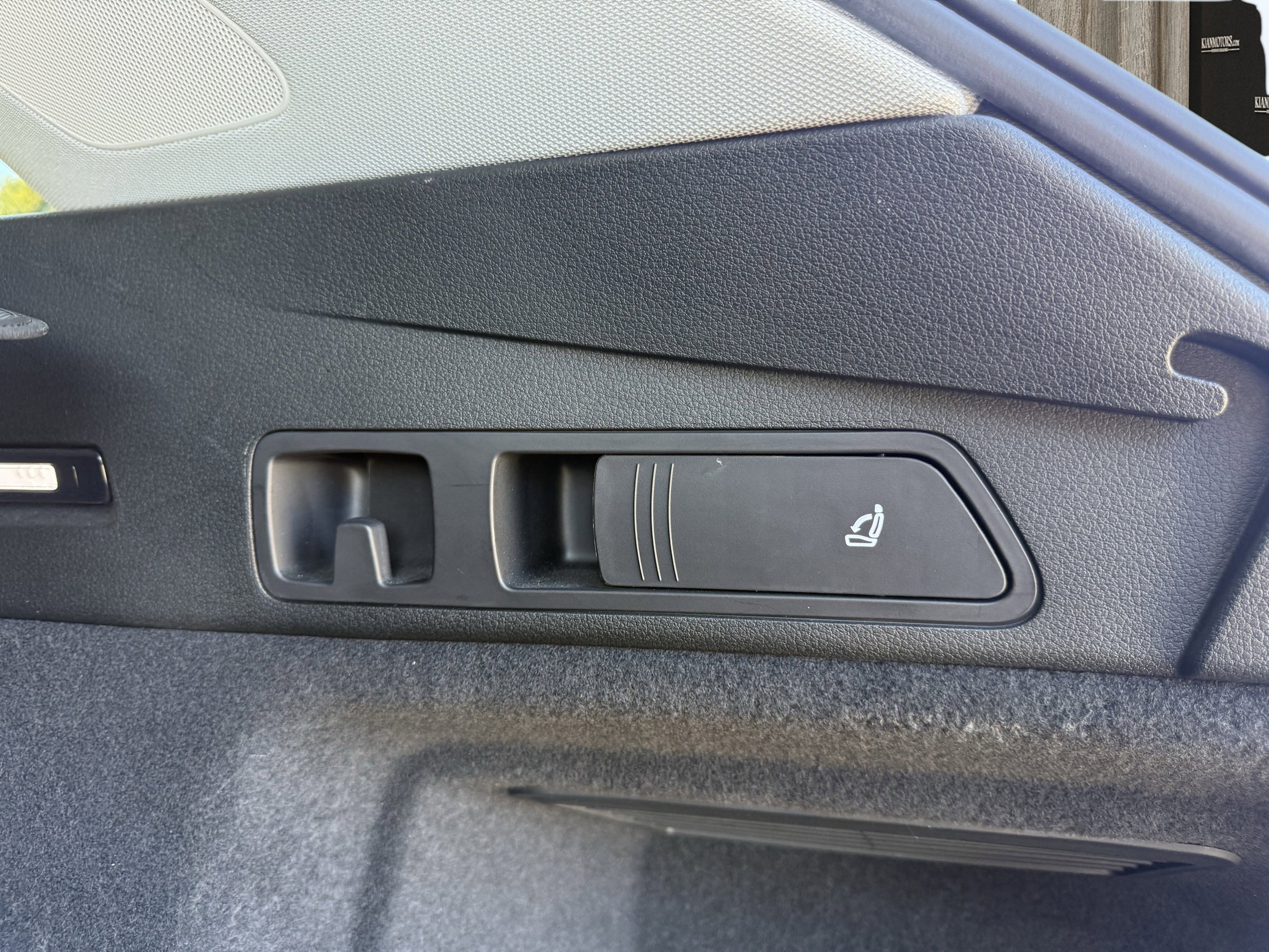 Used 2019 Audi e-tron Prestige w/ Prestige Package image 18