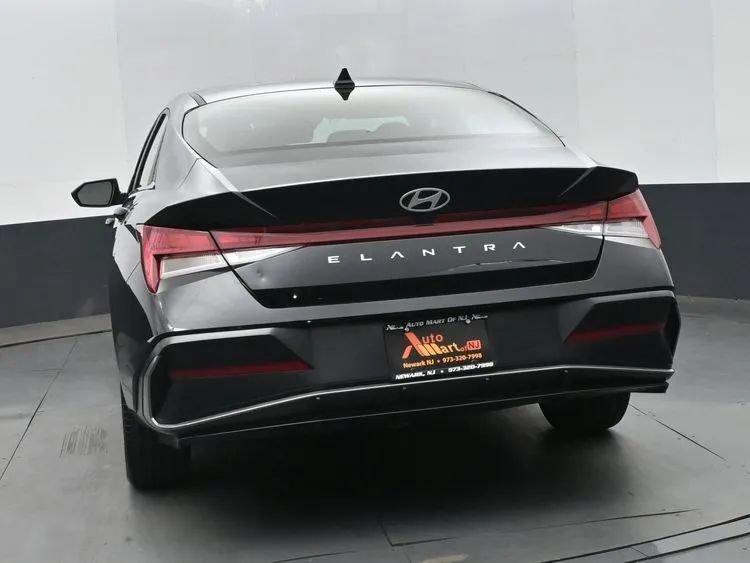 Used 2025 Hyundai Elantra SEL FWD image 6