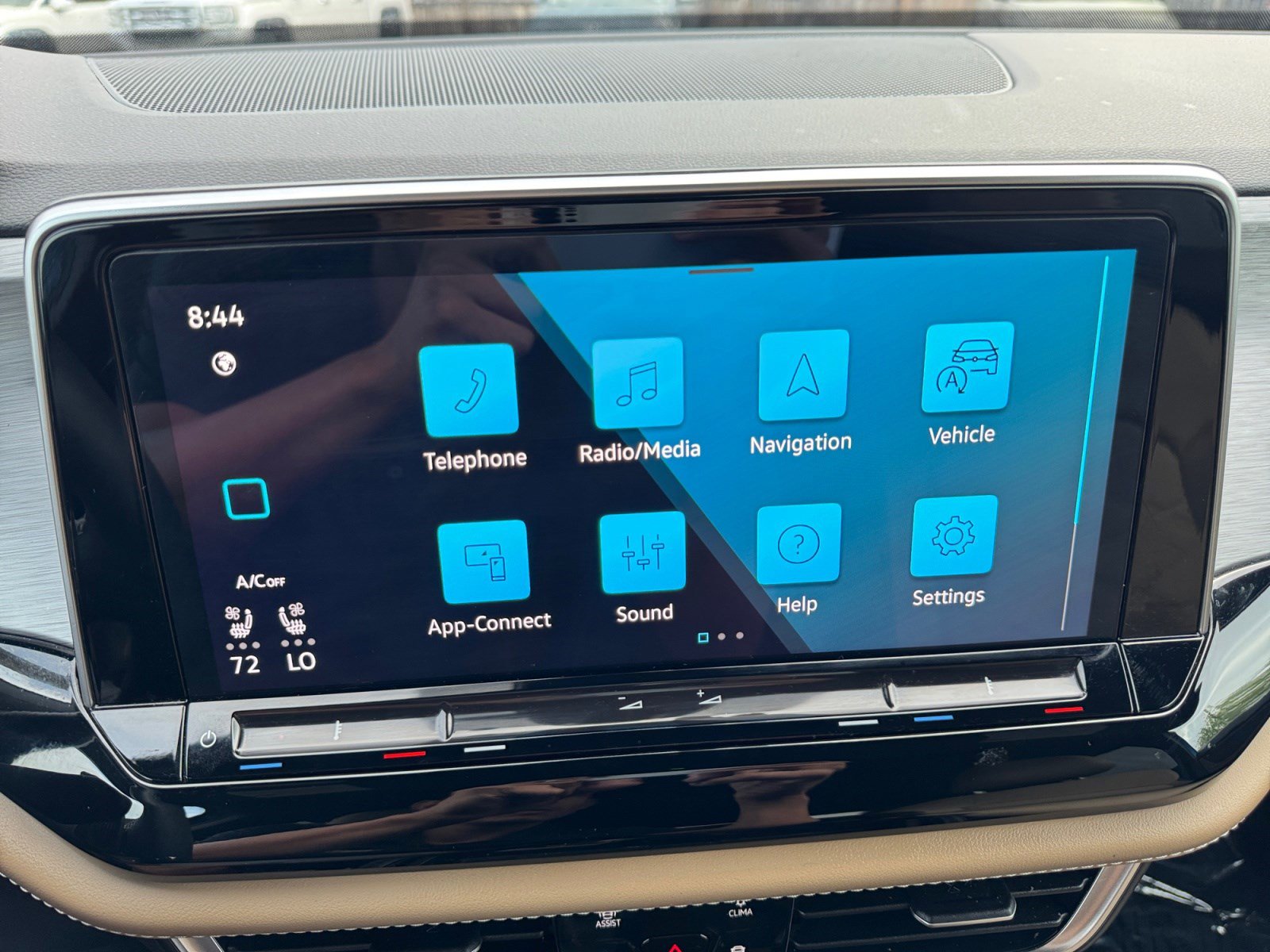 Used 2024 Volkswagen Atlas Cross Sport SE image 17