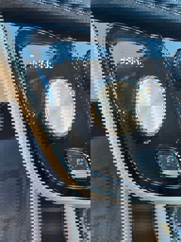 Used 2023 Chrysler Pacifica Touring-L image 14