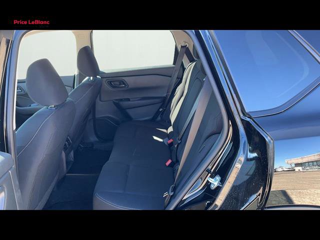 Used 2025 Nissan Rogue S image 11