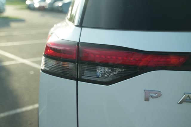 Used 2025 Nissan Pathfinder SL AWD/4WD image 43