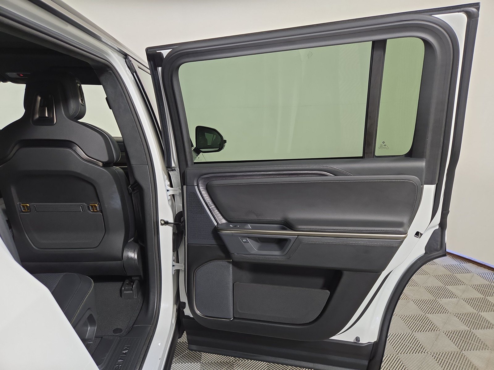 Used 2025 Rivian R1S Adventure AWD/4WD image 19