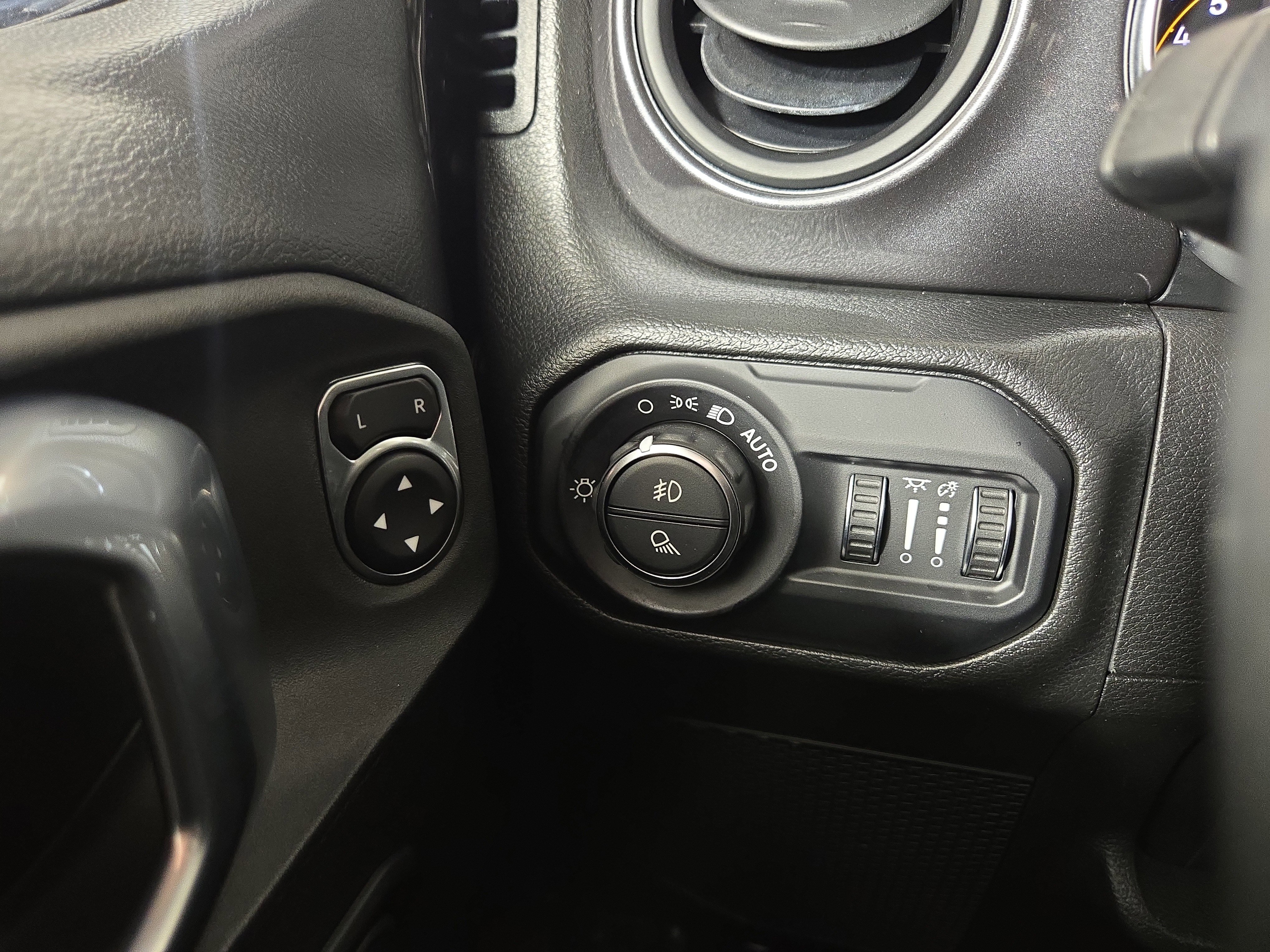 Certified 2022 Jeep Gladiator Sport image 30