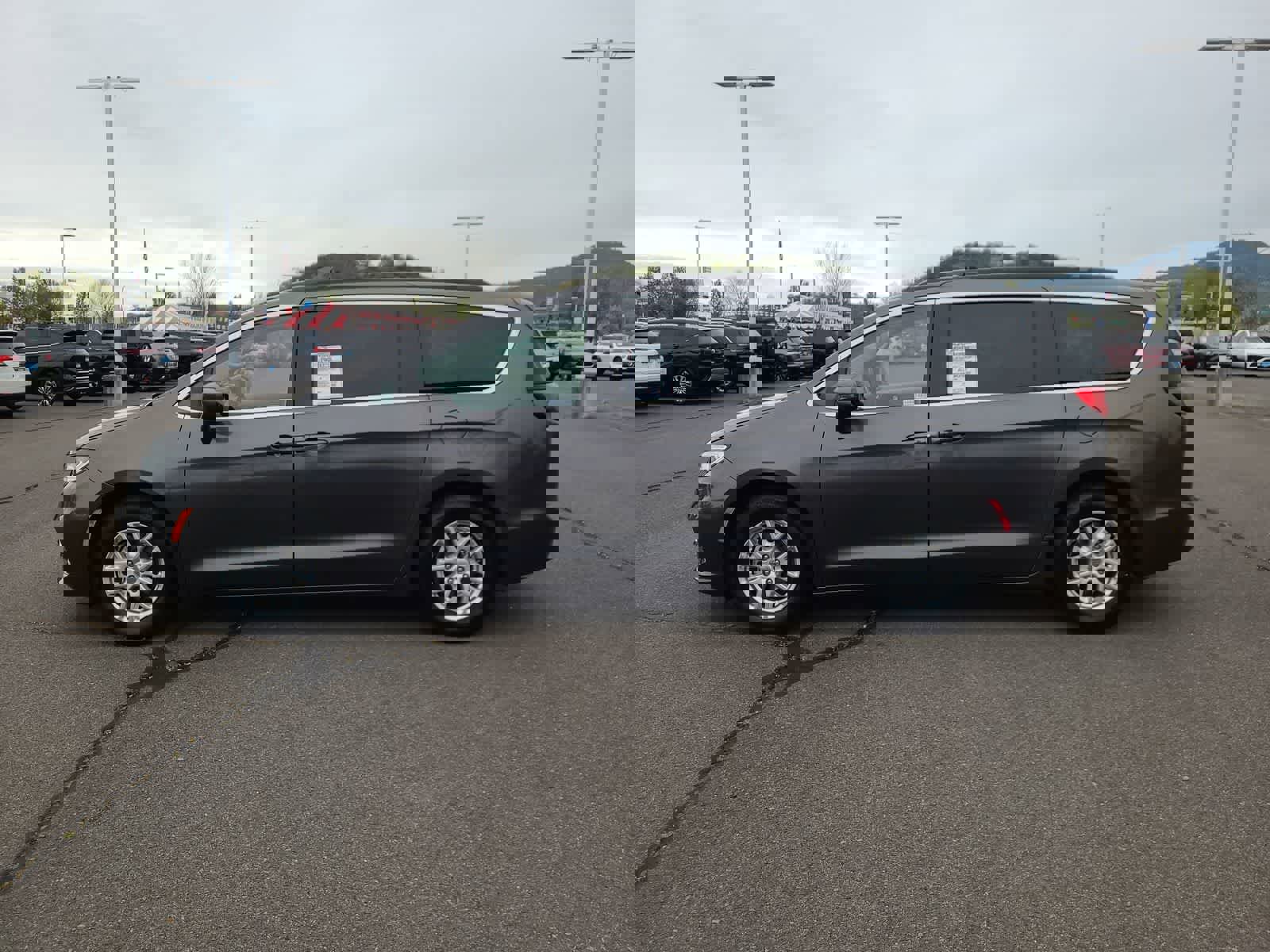 Used 2022 Chrysler Pacifica Touring-L FWD image 11