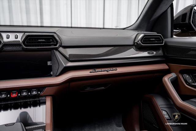 Used 2025 Lamborghini Urus SE image 39