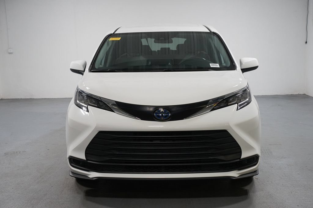 Certified 2023 Toyota Sienna LE FWD image 2