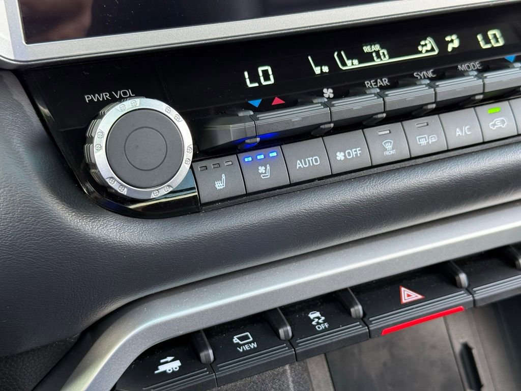 Used 2025 Toyota Sequoia Platinum AWD/4WD image 5