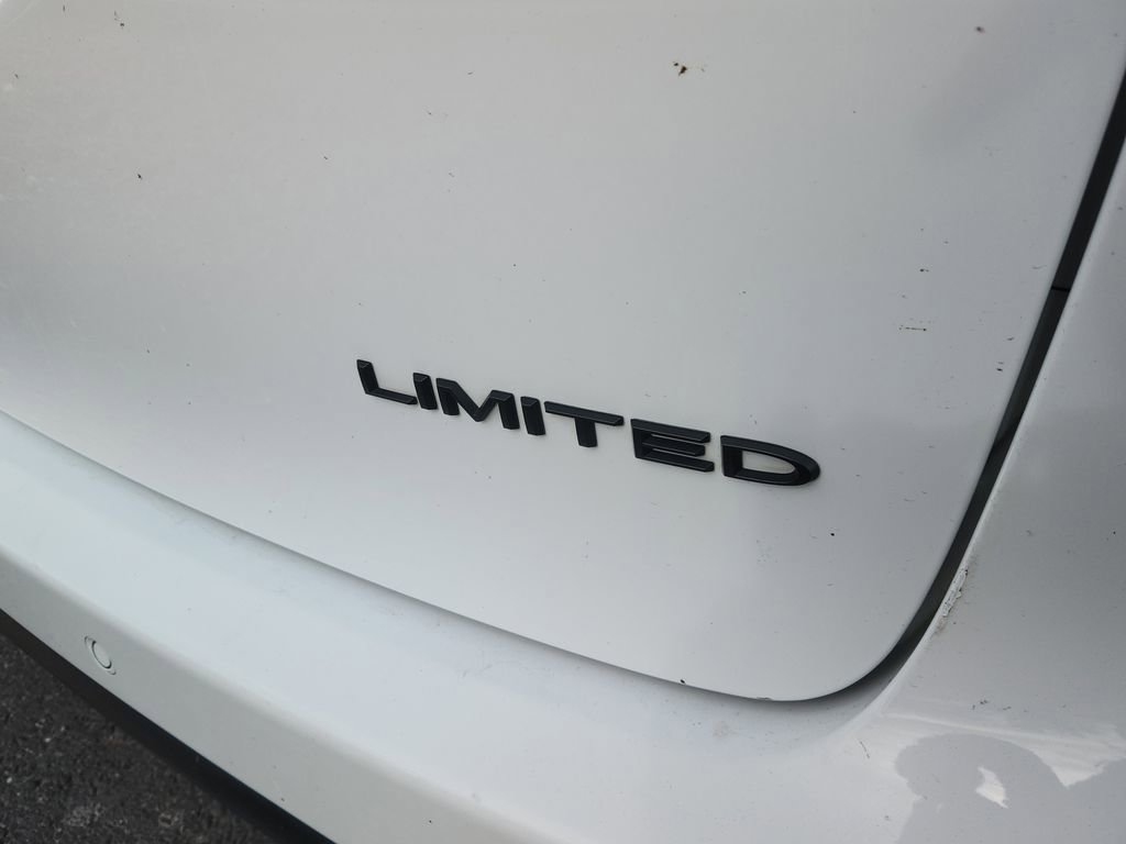 Used 2025 Chrysler Pacifica Limited FWD image 14