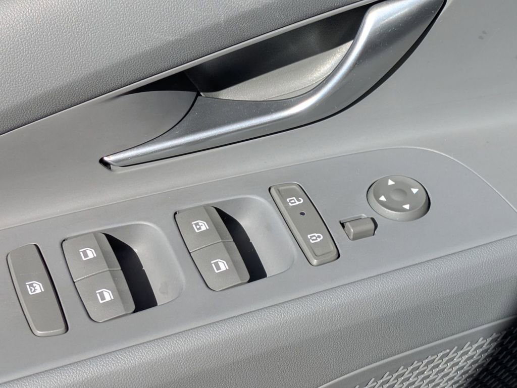 Certified 2025 Hyundai Elantra Sport image 12