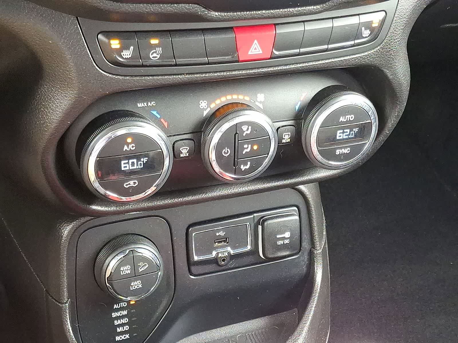 Used 2016 Jeep Renegade Trailhawk w/ Premium Trailhawk Package AWD/4WD image 24