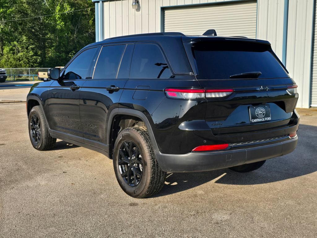 Used 2025 Jeep Grand Cherokee Altitude AWD/4WD image 3