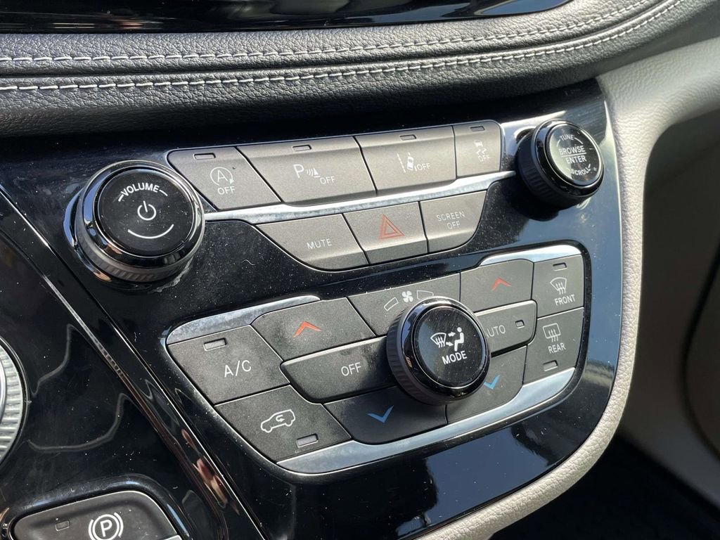 Used 2022 Chrysler Pacifica Touring-L image 16