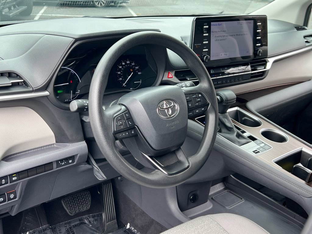 Used 2024 Toyota Sienna LE image 17