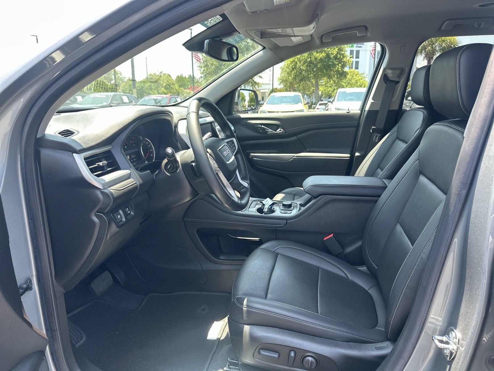 Used 2023 GMC Acadia SLT w/ LPO, Floor Liner Package FWD image 16