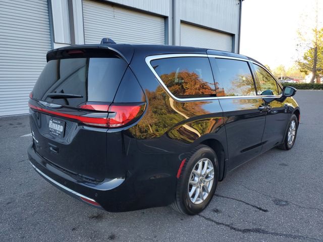 Used 2024 Chrysler Pacifica Touring-L image 4