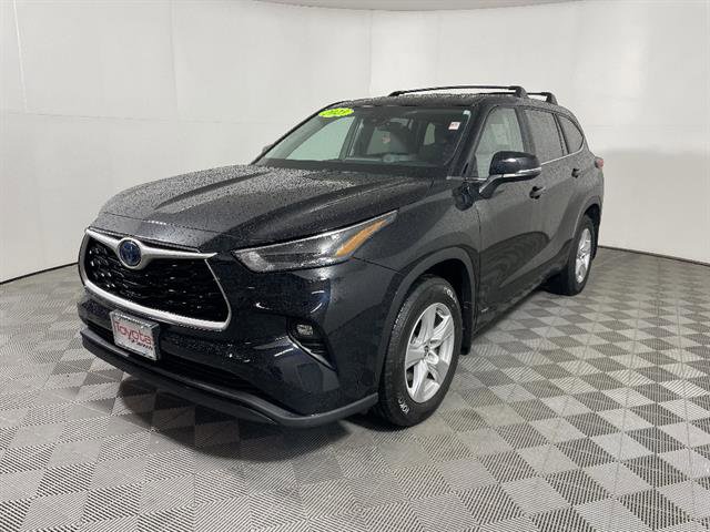 Used 2023 Toyota Highlander LE image 3