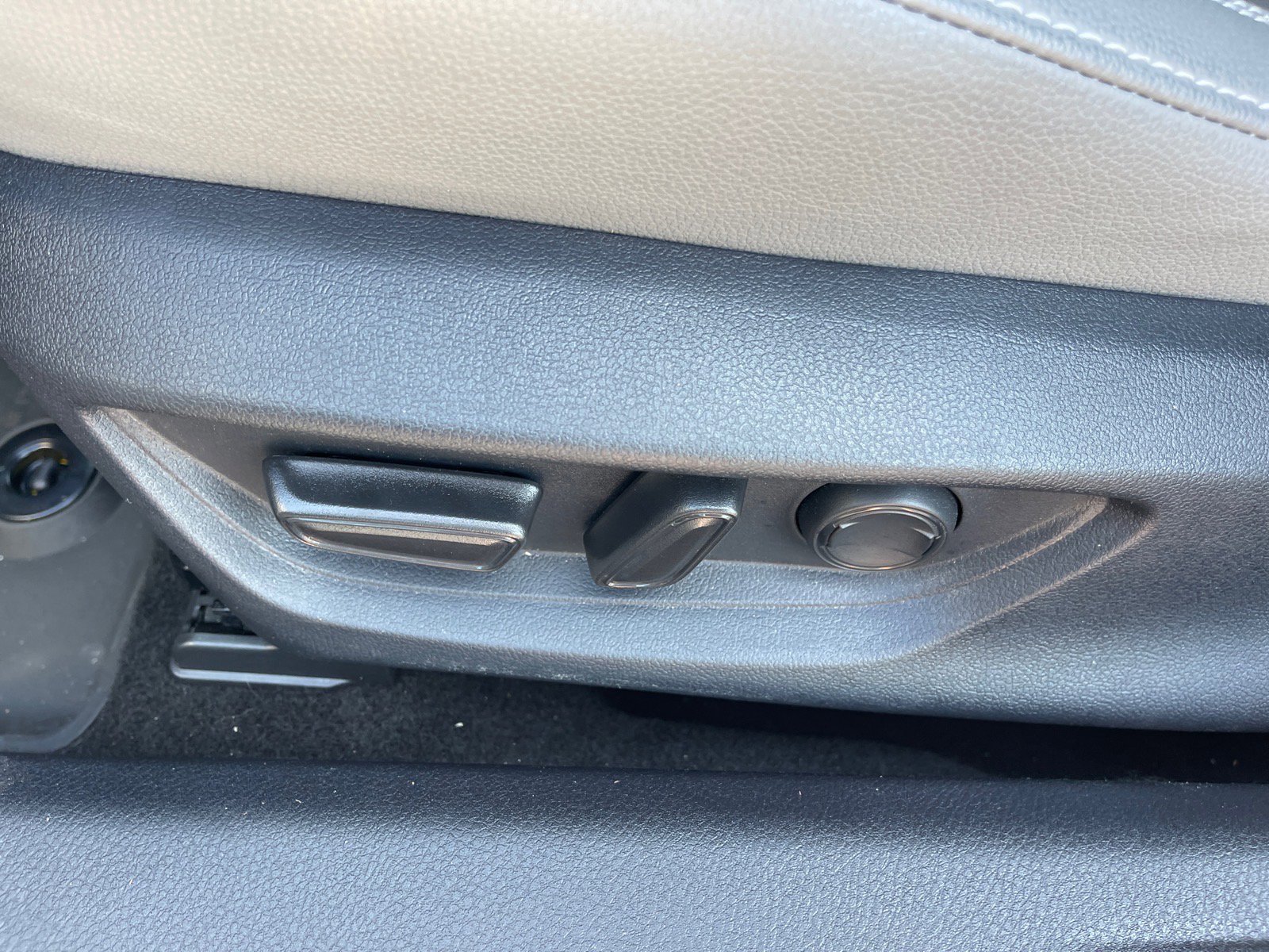 Used 2025 Toyota Camry SE w/ Convenience Package FWD image 9
