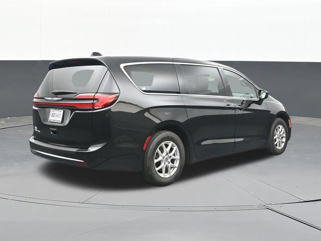 Used 2024 Chrysler Pacifica Touring FWD image 13