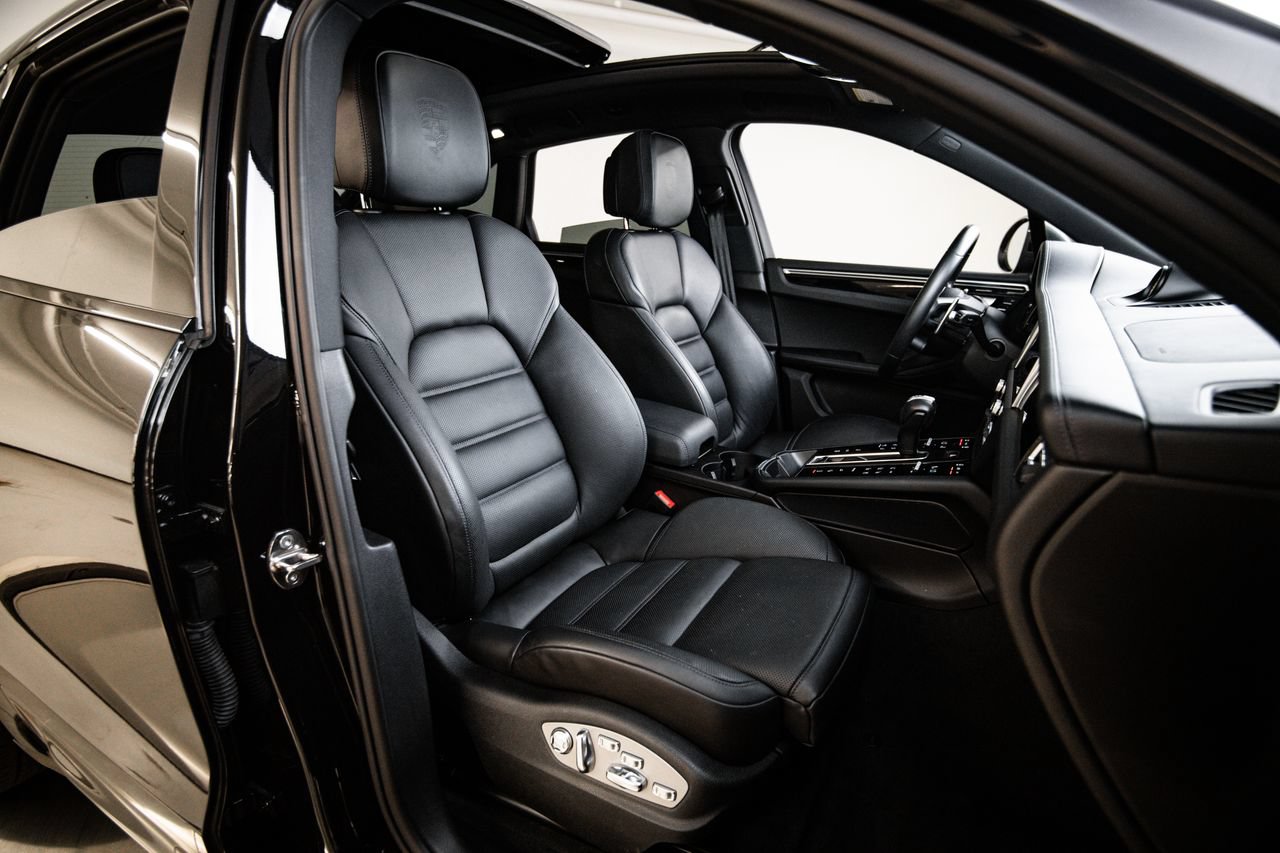 Certified 2023 Porsche Macan Turbo AWD/4WD image 29